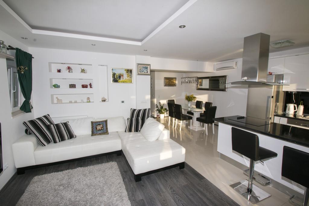Apartment Mate Omiš Buitenkant foto